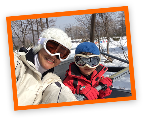 写真左：スキー場にて息子と